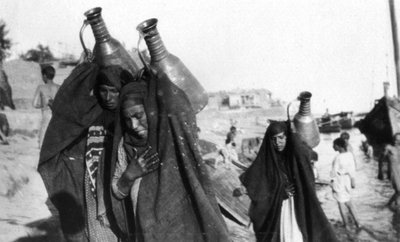 Female Water Carriers, Amarah, Iraq by Unbekannt