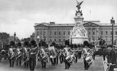 Guards in The Mall, London by Unbekannt