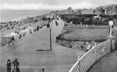 Holidaymakers on West Parade, Bexhill-on-Sea, East Sussex by Unbekannt
