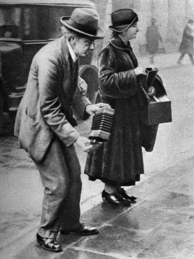 Kerb-side concertina-player, Holborn, London by Unbekannt