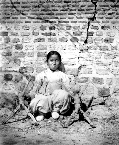 Korean girl with dolls, 1900 by Unbekannt