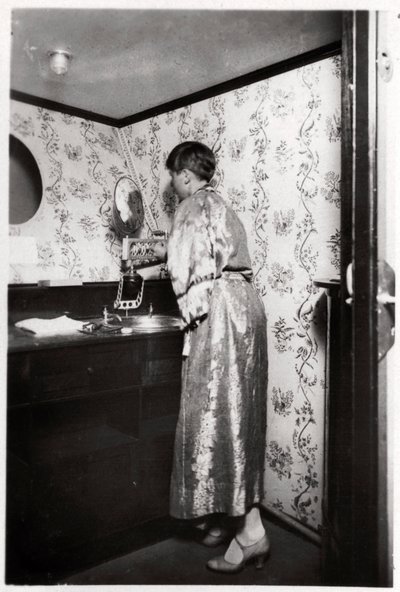 Ladies washroom, Zeppelin LZ 127 Graf Zeppelin, 1933 by Unbekannt