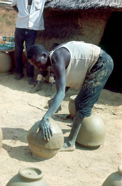 Making pots without a wheel, Nigeria by Unbekannt