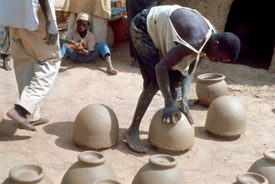 Making pots without a wheel, Nigeria, c1966 by Unbekannt