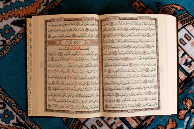 Open Quran and prayer mat, Tunisia by Unbekannt