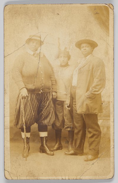Photographic postcard of three unidentified women, 1904-1918 by Unbekannt