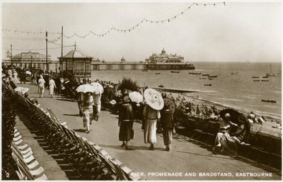 Pier, promenade and bandstand, Eastbourne, Sussex by Unbekannt