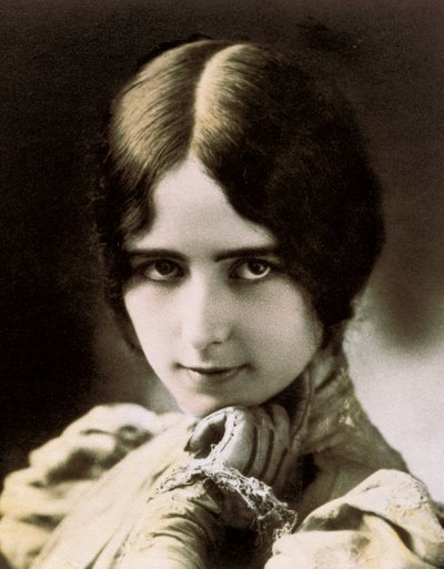 Portrait of Cleo de Merode. Photograph by Unbekannt