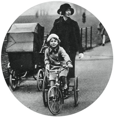 Princess Elizabeth riding a tricycle, March 1932 by Unbekannt