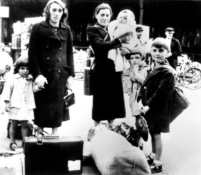Refugees with their belongings, German-occupied Paris, July 1940 by Unbekannt