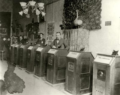 San Francisco Parlor with Kinetoscopes, 1894-1895 by Unbekannt
