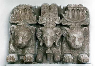 Sculpture of Three Animal Heads by Unbekannt