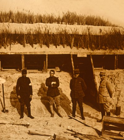 Soldiers at first aid post, c1914-c1918 by Unbekannt