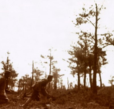 Soldiers running on the battlefield, c1914-c1918 by Unbekannt
