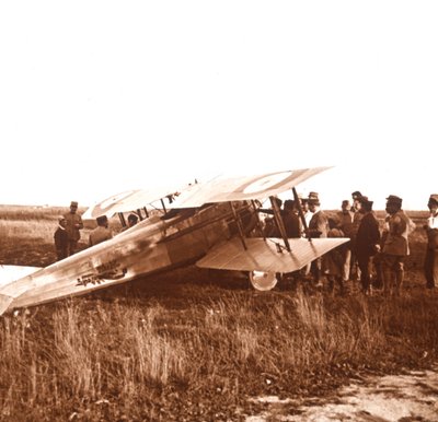 Soldiers surrounding biplane, Somme, northern France by Unbekannt
