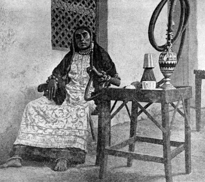 Somali woman smoking a hookah, Aden by Unbekannt