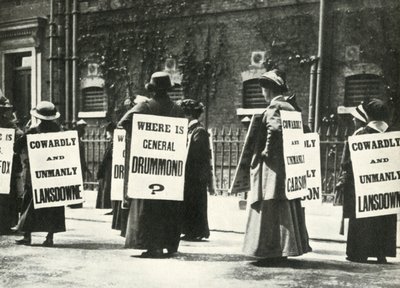 Suffragettes Demonstrate Outside a Prison, London, 1914 by Unbekannt