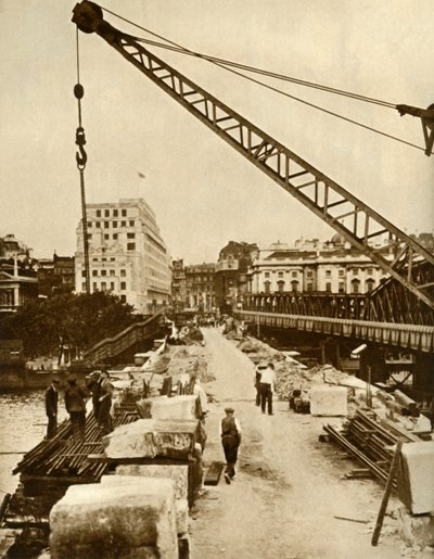 The rebuilding of Waterloo Bridge, London, 1934-1935 by Unbekannt