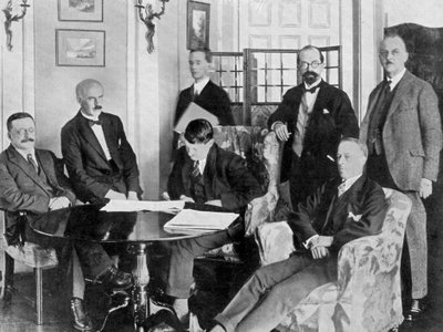 The treaty makers, 6 December 1921 by Unbekannt