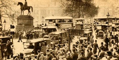 Traffic in Trafalgar Square, London, 1933 by Unbekannt