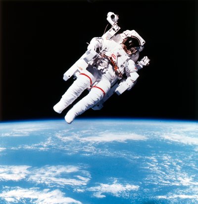 US Astronaut Bruce McCandless Spacewalking, 1984 by Unbekannt