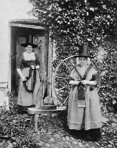 Welsh women with a spinning wheel by Unbekannt