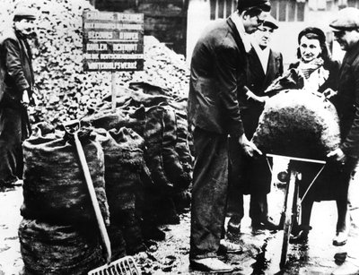 Winter Relief, Distribution of Coal, France by Unbekannt