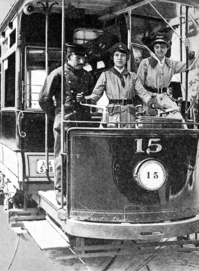 Women learning to drive a tram, 1917 by Unbekannt