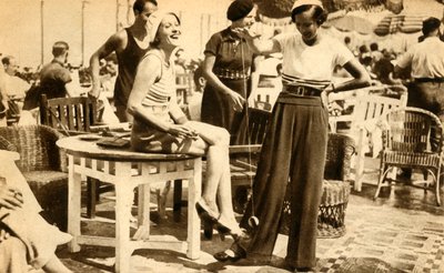 Women with yo-yos by Unbekannt