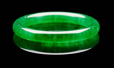An exceptional jadeite bangle by Unbekannt