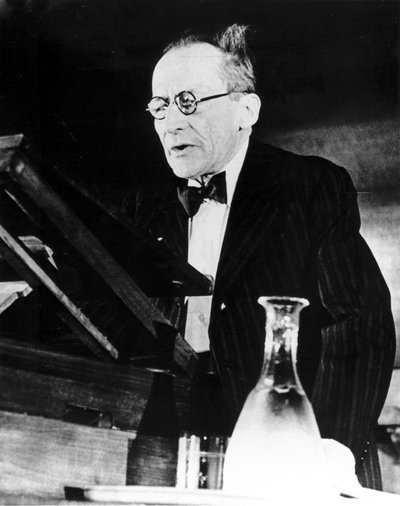 Erwin Schrodinger, Austrian physicist, delivering a lecture by Unbekannt