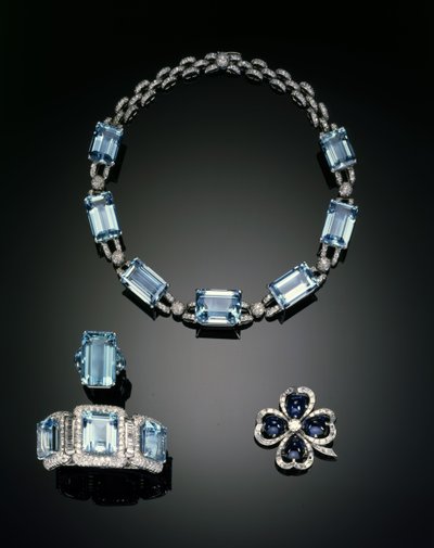 Necklace, ring, brooch and bracelet by Unbekannt
