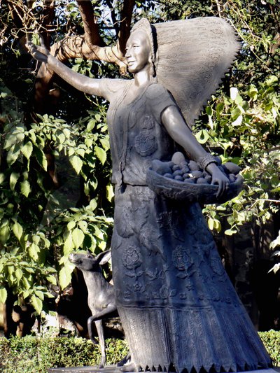 Statue of Dolores Olmedo by Unbekannt