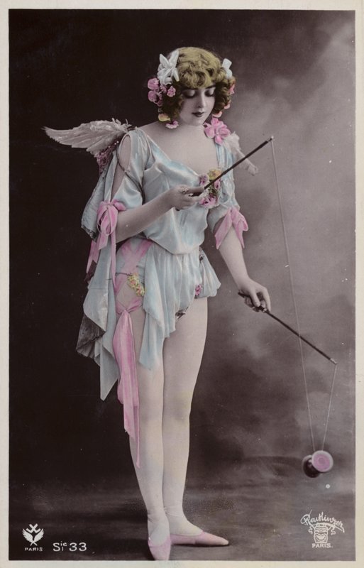 Girl playing with diabolo by French Photographer
