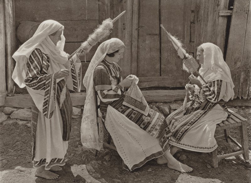 Tismana, Spinners by Kurt Hielscher